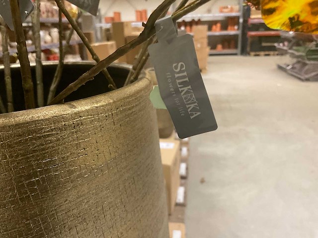 Kastje met pot en bloemen - afbeelding 5 van  7