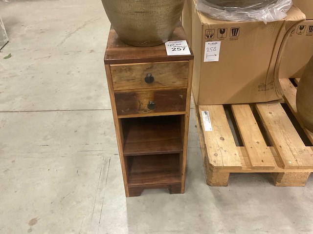 Kastje met pot en bloemen - afbeelding 6 van  7