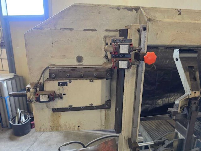 Kasto - 1999 - kastowtin u 4 - verticale bandzaagmachine - afbeelding 9 van  13