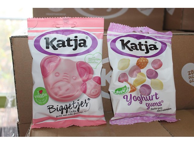 Katja biggetjes en yoghurt gums op pallet. ca. 140 dozen a 22 zakjes. tht 7/8-25. - afbeelding 2 van  5