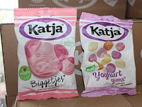 Katja biggetjes en yoghurt gums op pallet. ca. 140 dozen a 22 zakjes. tht 7/8-25. - afbeelding 2 van  5