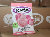 Katja biggetjes en yoghurt gums op pallet. ca. 140 dozen a 22 zakjes. tht 7/8-25. - afbeelding 3 van  5