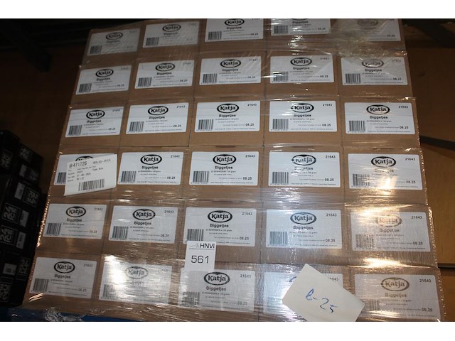 Katja biggetjes op pallet. 90 dozen a 22 zakjes. tht 8-25. - afbeelding 1 van  2