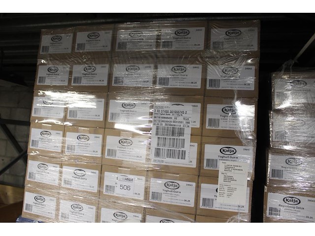 Katja yoghurt gums op pallet. 90 dozen a 22 zakjes. tht 6-25. - afbeelding 1 van  2