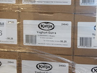 Katja yoghurt gums op pallet. 90 dozen a 22 zakjes. tht 6-25. - afbeelding 2 van  2