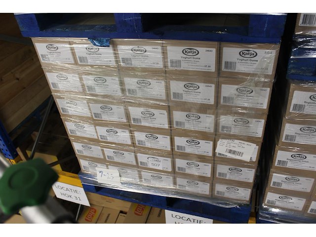 Katja yoghurt gums op pallet. 90 dozen a 22 zakjes. tht 7-25. - afbeelding 1 van  2