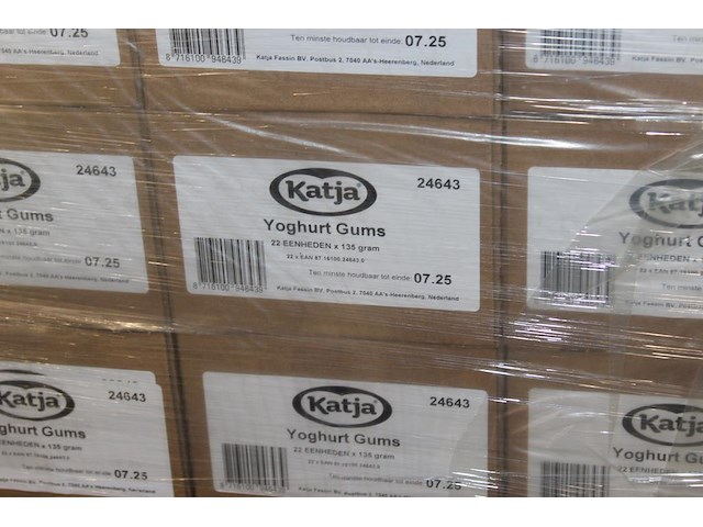 Katja yoghurt gums op pallet. 90 dozen a 22 zakjes. tht 7-25. - afbeelding 2 van  2