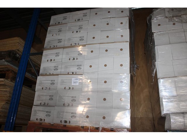 Katja zoete veters op pallet. 180 dozen a 15 zakjes. tht 11-25. - afbeelding 1 van  3