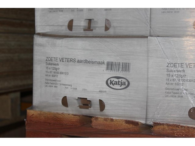 Katja zoete veters op pallet. 180 dozen a 15 zakjes. tht 11-25. - afbeelding 3 van  3