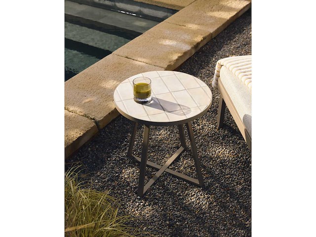 Kave home - tella - ronde tuintafel van gegalvaniseerd staal en beige tegels ø45 cm - afbeelding 1 van  4
