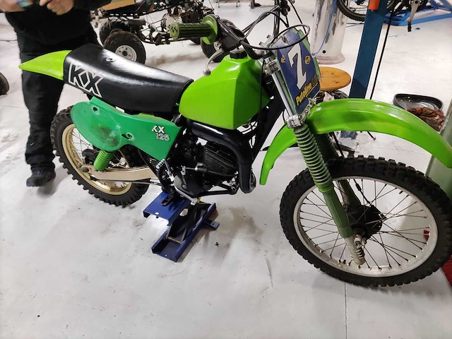 Kawasaki - kx 125 - crosser motorfiets - afbeelding 5 van  9