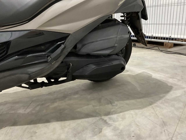 Kawasaki - scooter - j300 abs se - motorscooter - afbeelding 3 van  15