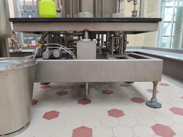 Keg-technik - 2011 - micromat m 2/2-b - fusten vul- en reinigingsmachine - afbeelding 11 van  12