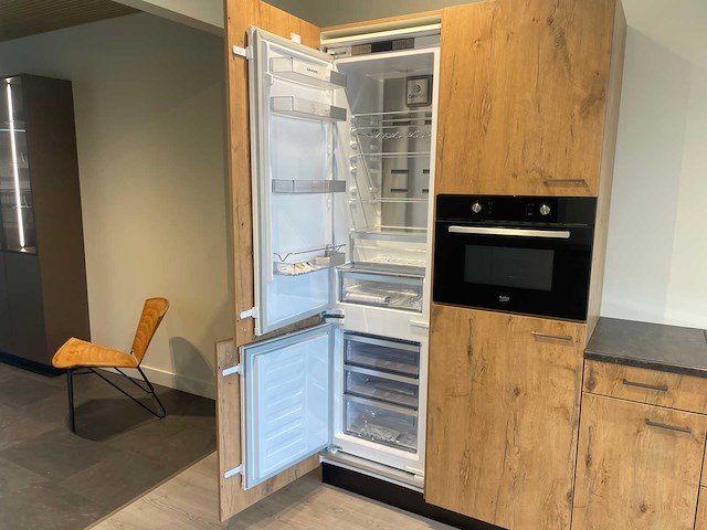 Keller - showroomkeuken met apparatuur - afbeelding 19 van  24