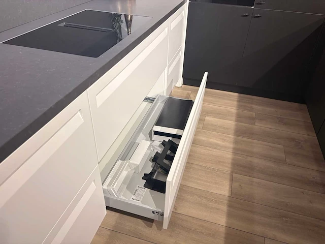 Keller - showroomkeuken met apparatuur - afbeelding 10 van  20