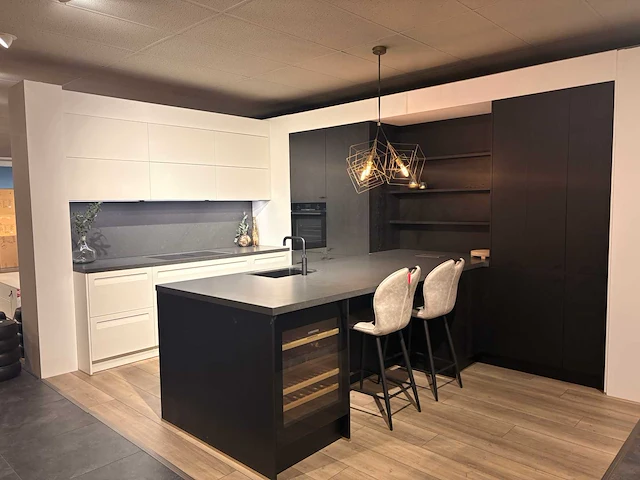 Keller - showroomkeuken met apparatuur - afbeelding 9 van  20