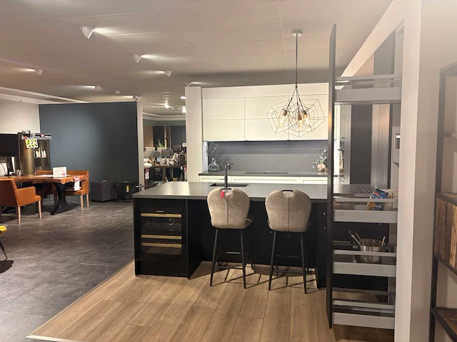 Keller - showroomkeuken met apparatuur - afbeelding 7 van  20