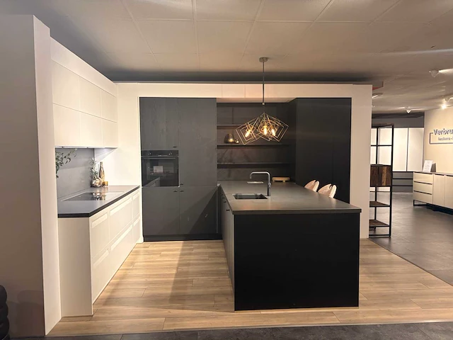 Keller - showroomkeuken met apparatuur - afbeelding 14 van  20