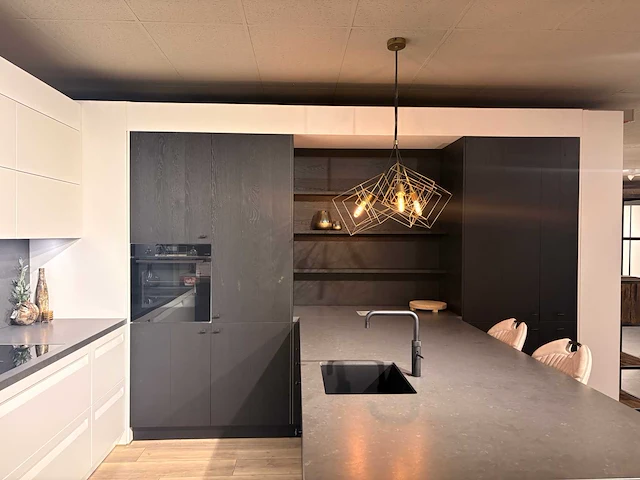 Keller - showroomkeuken met apparatuur - afbeelding 15 van  20