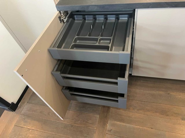Keller - showroomkeuken met bosch/siemens apparatuur - afbeelding 17 van  43
