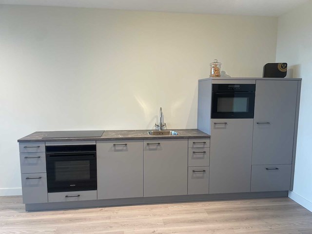 Keller - showroomkeuken met siemens studioline apparatuur - afbeelding 1 van  27