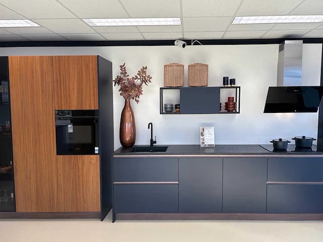Keller bolton ribbonwood marine blauw/walnoot - showroom keuken - afbeelding 1 van  17