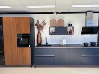 Keller bolton ribbonwood marine blauw/walnoot - showroom keuken