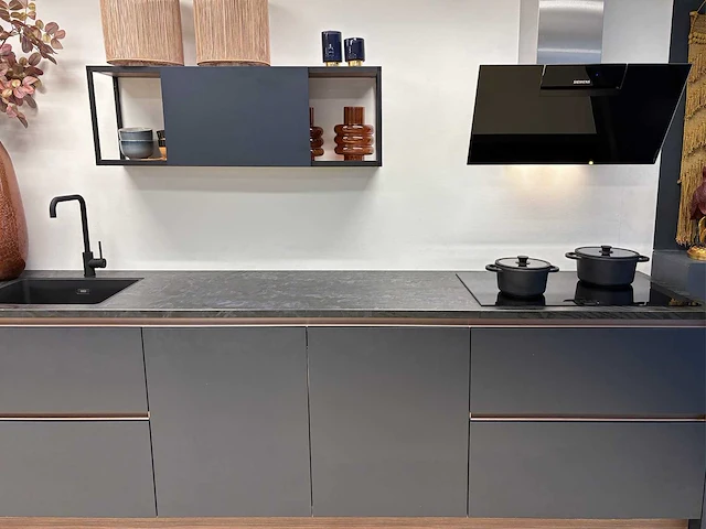 Keller bolton ribbonwood marine blauw/walnoot - showroom keuken - afbeelding 12 van  17