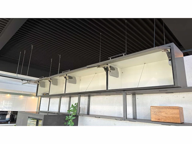 Keller bolton zwart metaal verticaal - showroom keuken - afbeelding 5 van  14