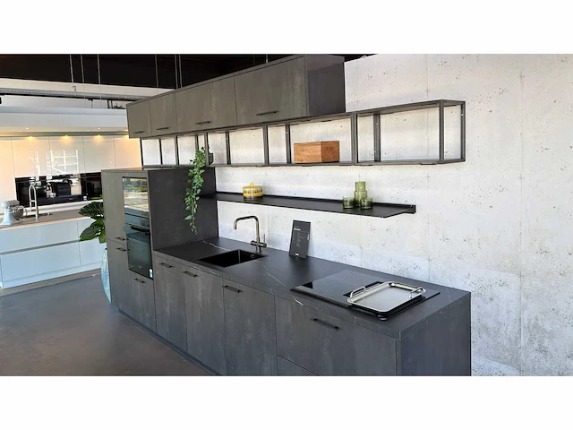 Keller bolton zwart metaal verticaal - showroom keuken - afbeelding 1 van  14
