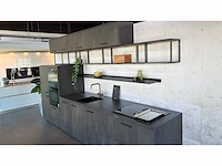 Keller bolton zwart metaal verticaal - showroom keuken