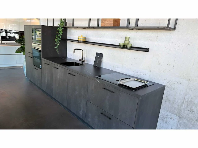 Keller bolton zwart metaal verticaal - showroom keuken - afbeelding 7 van  14