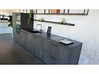 Keller bolton zwart metaal verticaal - showroom keuken - afbeelding 7 van  14