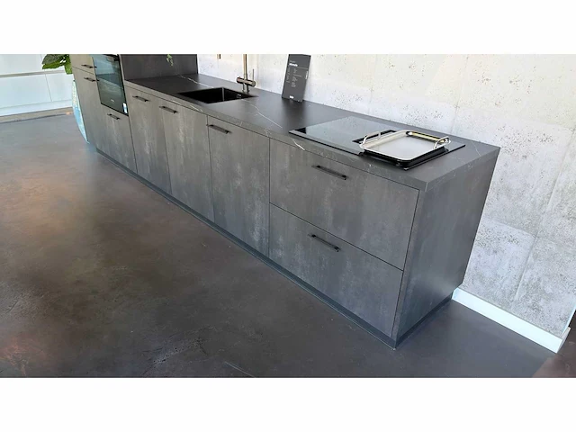 Keller bolton zwart metaal verticaal - showroom keuken - afbeelding 8 van  14