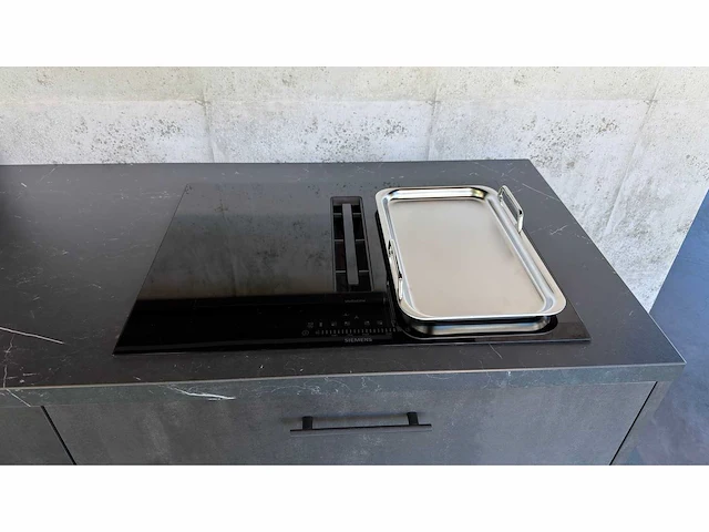 Keller bolton zwart metaal verticaal - showroom keuken - afbeelding 9 van  14