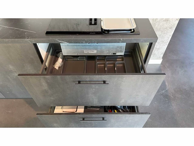Keller bolton zwart metaal verticaal - showroom keuken - afbeelding 10 van  14