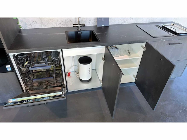 Keller bolton zwart metaal verticaal - showroom keuken - afbeelding 11 van  14