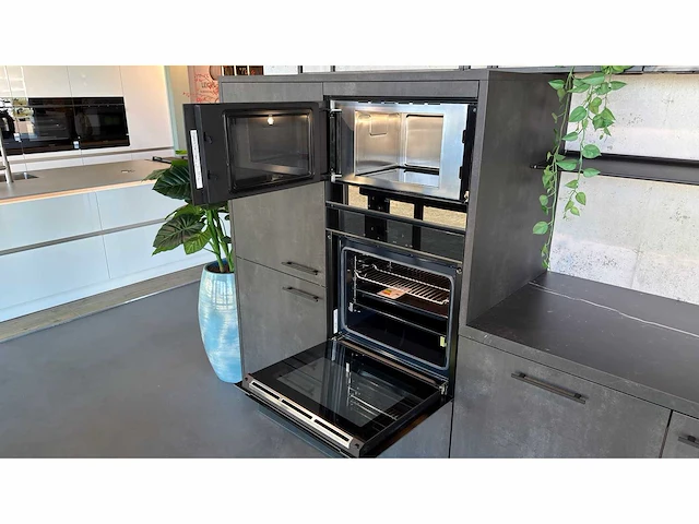Keller bolton zwart metaal verticaal - showroom keuken - afbeelding 14 van  14