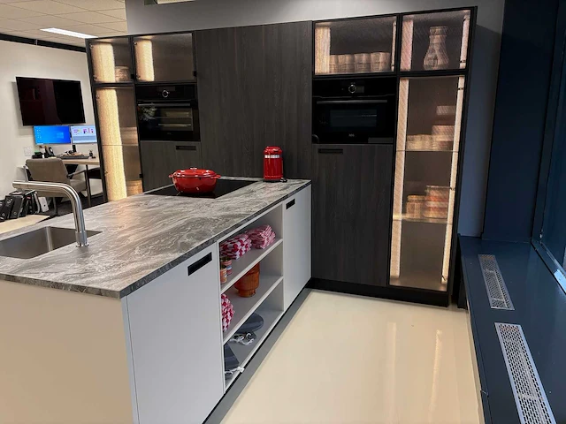 Keller bronx/elba koffie eiken / zeezout - showroom keuken - afbeelding 1 van  13