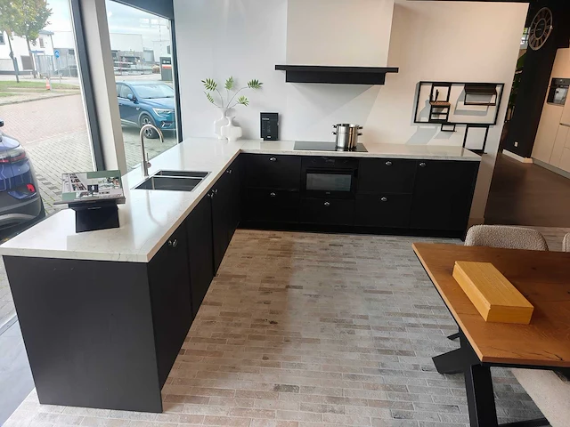 Keller lexington beits bruin eiken verticaal - showroom keuken - afbeelding 1 van  12