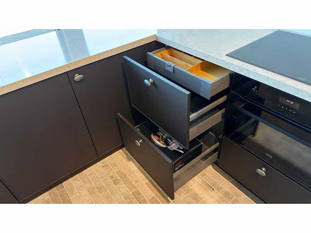 Keller lexington beits bruin eiken verticaal - showroom keuken - afbeelding 9 van  12