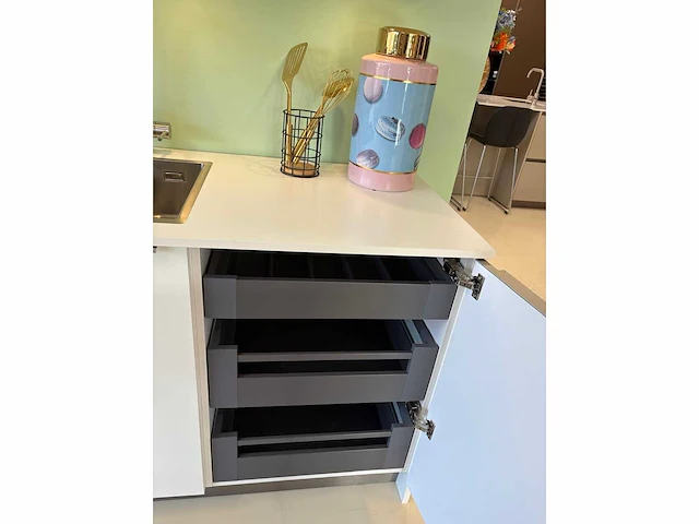 Keller maine/evia wit mat/beits natuur - showroom keuken - afbeelding 1 van  14