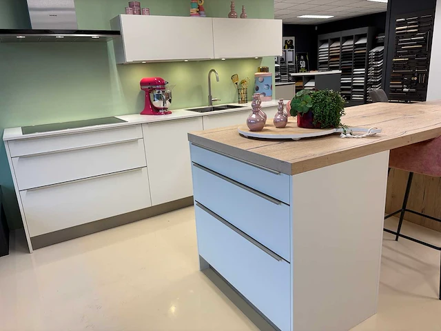 Keller maine/evia wit mat/beits natuur - showroom keuken - afbeelding 8 van  14