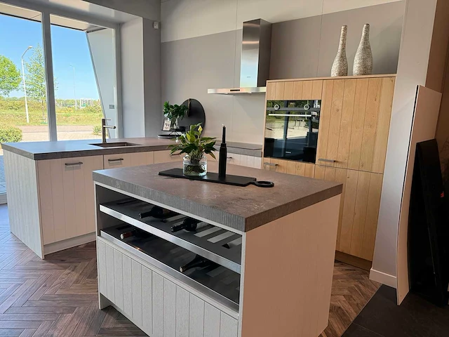 Keller merestein beits op fineer wit/natuur - showroom keuken - afbeelding 1 van  15