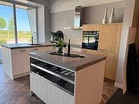 Keller merestein beits op fineer wit/natuur - showroom keuken