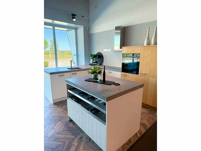 Keller merestein beits op fineer wit/natuur - showroom keuken - afbeelding 2 van  15