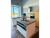 Keller merestein beits op fineer wit/natuur - showroom keuken - afbeelding 2 van  15