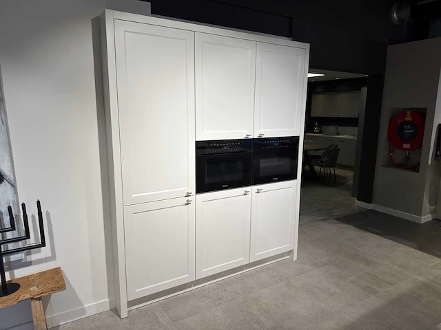 Keller orleans wit structuur wit - showroom keuken - afbeelding 2 van  21
