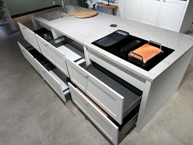Keller orleans wit structuur wit - showroom keuken - afbeelding 19 van  21