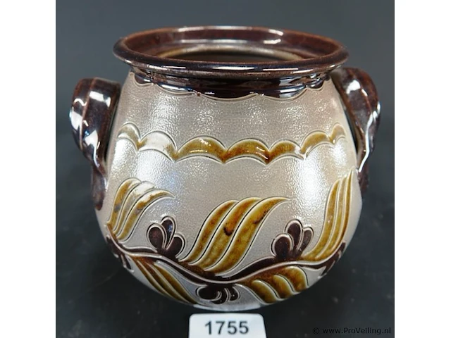 Keramieken pot met twee handvatten en een reliëfbladmotief in aardetinten, lijkend op traditioneel zoutgeglazuurd aardewerk uit west-duitsland (westerwald) - afbeelding 1 van  5